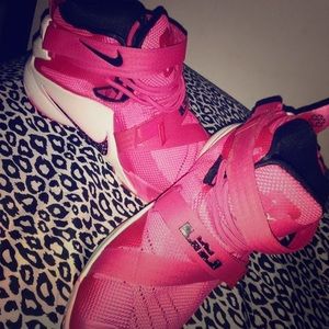 Pink lebron soldier 9 size 6.5Y